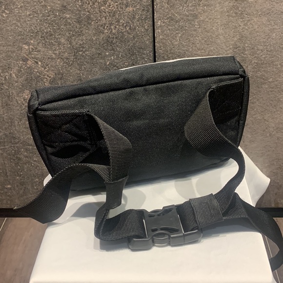 💯 Authentic Scuderia Ferrari Waist bag NWOT - Picture 5 of 7